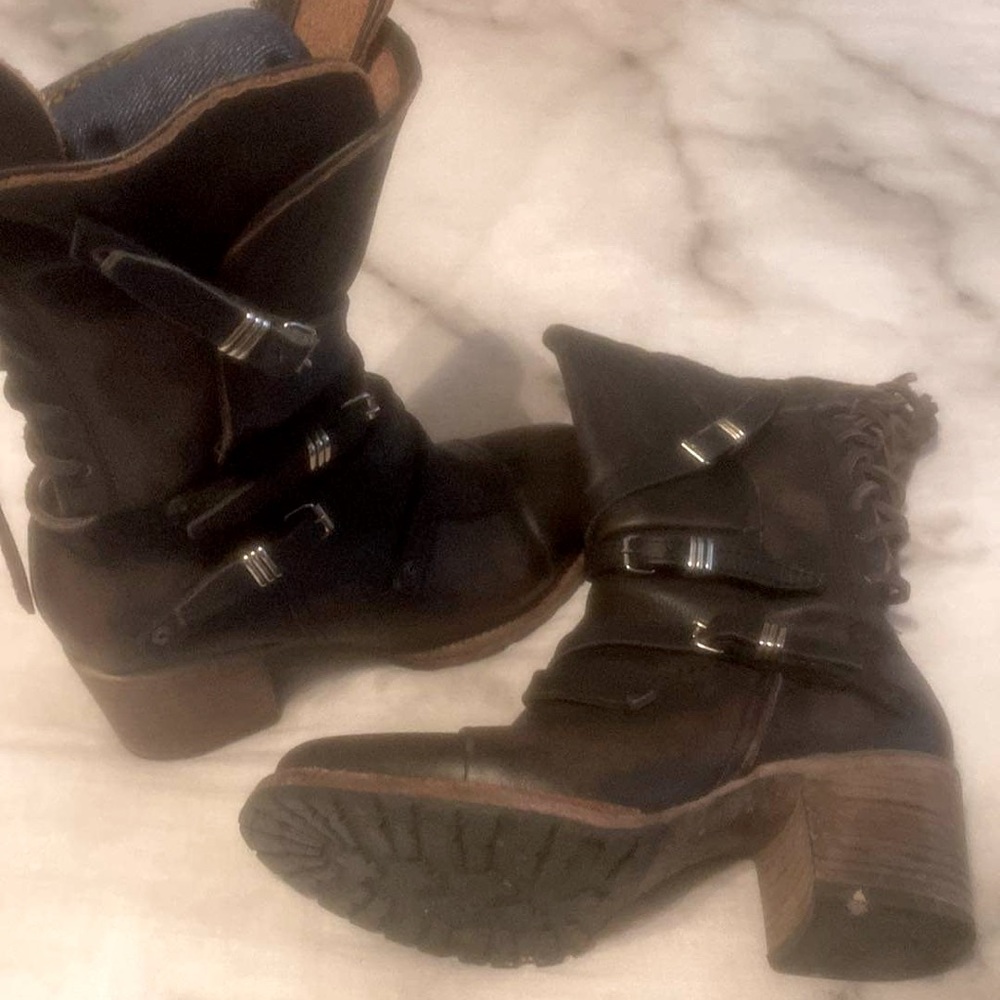 Freebird  Boots (cora) size 7 black undertones /dark brown very comfortable